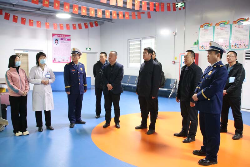 2024年1月31日下午，臨沂高新區(qū)黨工委委員、管委會副主任馬騰飛（右四），應(yīng)急局黨組書記、局長吳蘭廣（左四），消防大隊政治教導(dǎo)員高以磊（左三）一行蒞臨兒童早期發(fā)展部指導(dǎo)工作.jpg