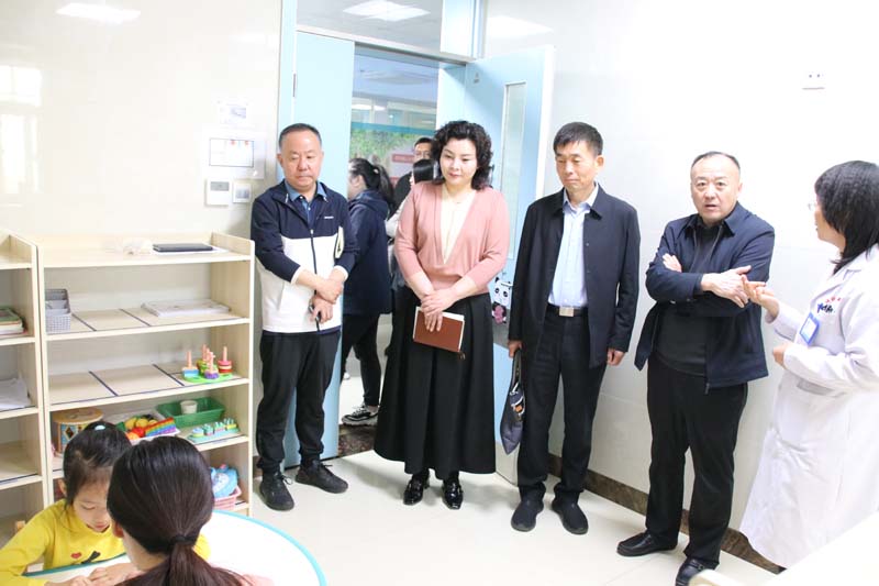 2024年4月23日，省紀(jì)委監(jiān)委派駐莒南縣洙邊鎮(zhèn)第一書記、省紀(jì)委監(jiān)委駐省工業(yè)和信息化廳紀(jì)檢監(jiān)察組副組長(zhǎng)、一級(jí)調(diào)研員孫寬亮（右三），莒南縣洙邊鎮(zhèn)衛(wèi)生院院長(zhǎng)羅永桂（右二）等一行蒞臨兒童早期發(fā)展部參觀指導(dǎo)工作.jpg