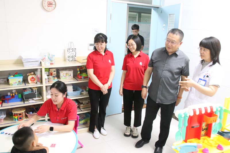 2024年6月14日，山東省衛(wèi)生經(jīng)濟(jì)協(xié)會(huì)會(huì)長(zhǎng)，山東省醫(yī)學(xué)會(huì)副會(huì)長(zhǎng)，山東省衛(wèi)生健康委員會(huì)二級(jí)巡視員、醫(yī)療管理服務(wù)中心原黨委書記、主任王愛杰（右二）蒞臨兒童早期發(fā)展部參觀指導(dǎo)工作.jpg