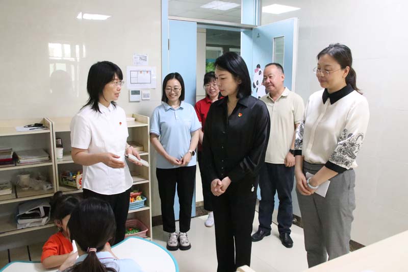 2024年6月26日，高新區(qū)黨工委副書記、管委會副主任劉春晨（前中）在院長丁育紅的陪同下蒞臨兒童早期發(fā)展部參觀指導(dǎo)工作.jpg